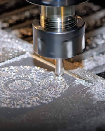 CNC-Fräsmaschine mit Präzisionsgravur auf einer Metalloberfläche. Gehen Sie zum Angebot an Messern mit Personalisierung. CNC-Fräsmaschine mit Präzisionsgravur auf einer Metalloberfläche. Gehen Sie zum Angebot an Messern mit Personalisierung.